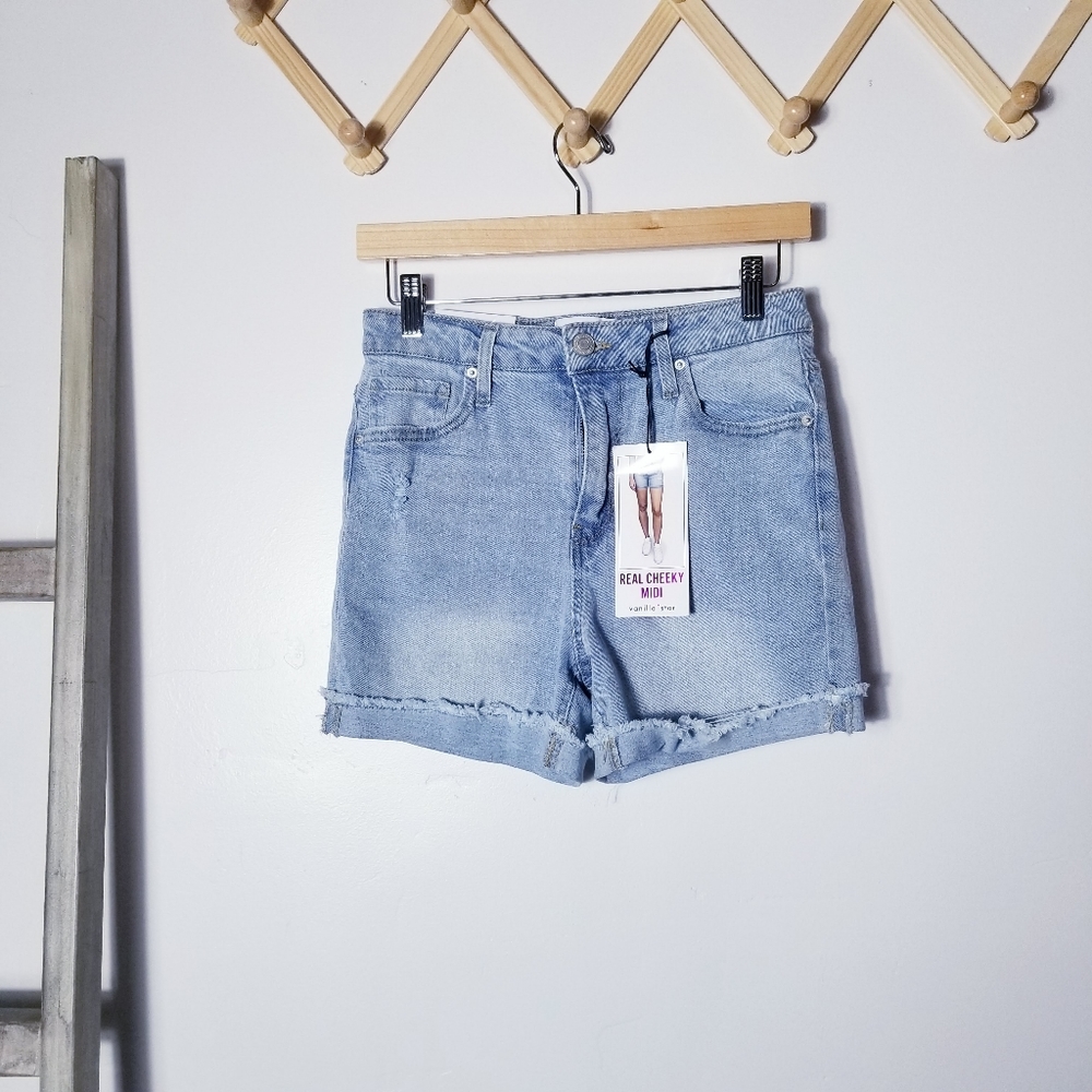 NWT VANILLA STAR REAL CHEEKY MIDI LIGHT WASHED DISTRESSED JEAN SHORTS SIZE 3